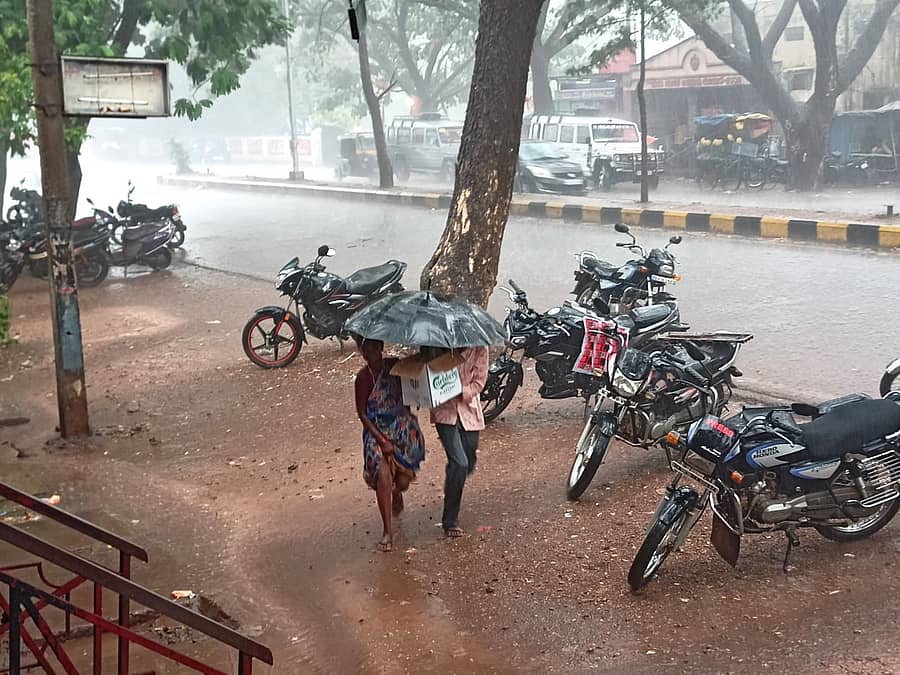 ಬೀದರ್‌ನಲ್ಲಿ ಭಾನುವಾರ ಗಂಟೆಗೂ ಹೆಚ್ಚು ಕಾಲ ಮಳೆಯಾಗಿದ್ದು, ನಗರದ ಜನವಾಡ ರಸ್ತೆಯಲ್ಲಿ ಜನ ಮಳೆಯಲ್ಲೇ ಕೊಡೆ ಹಿಡಿದುಕೊಂಡು ಹೆಜ್ಜೆ ಹಾಕಿದರು