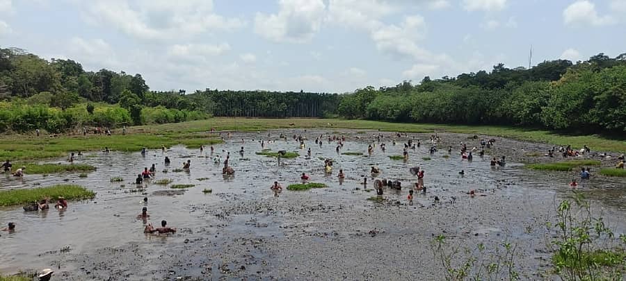ಮುಂಡಗೋಡ ತಾಲ್ಲೂಕಿನ ಬೆಡಸಗಾಂವ್ ಗ್ರಾಮದ ದೊಡ್ಡಕೆರೆಯಲ್ಲಿ ಭಾನುವಾರ ನಡೆದ ಕೆರೆಬೇಟೆಯಲ್ಲಿ ನೂನು ಬೇಟೆ