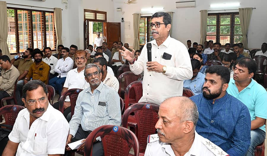 ಸಂಚಾರ ಸಂಪರ್ಕ ದಿವಸದ ಅಂಗವಾಗಿ ನಡೆದ ಕಾರ್ಯಕ್ರಮದಲ್ಲಿ ಸಾಮಾಜಿಕ ಕಾರ್ಯಕರ್ತ ಹನುನಂತ ಕಾಮತ್ ಮಾತನಾಡಿದರು ಪ್ರಜಾವಾಣಿ ಚಿತ್ರ