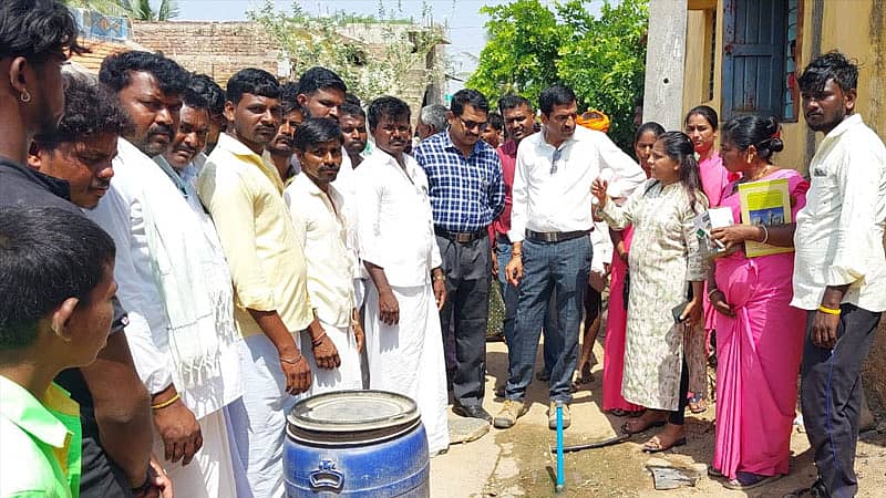 ಕನಕಗಿರಿ ತಾಲ್ಲೂಕಿನ ಬಸರಿಹಾಳ ಗ್ರಾಮಕ್ಕೆ ಮಂಗಳವಾರ ಅಧಿಕಾರಿಗಳು ಭೇಟಿ ನೀಡಿ ಪರಿಶೀಲಿಸಿದರು