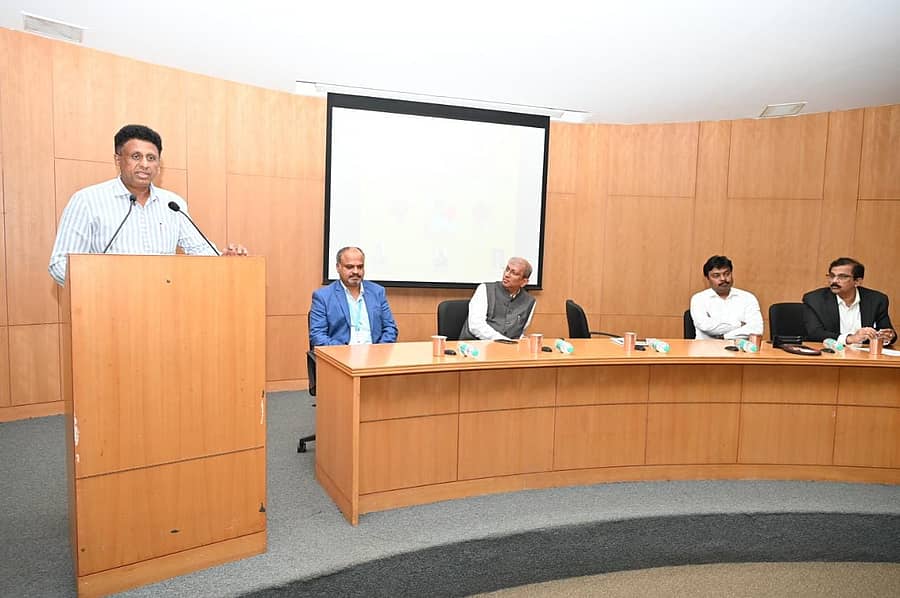 ಬೆಳಗಾವಿಯ ವಿಶ್ವೇಶ್ವರಯ್ಯ ತಾಂತ್ರಿಕ ವಿಶ್ವವಿದ್ಯಾಲಯದಲ್ಲಿ ಶುಕ್ರವಾರ ನಡೆದ ಪ್ರಗತಿ ಪರಿಶೀಲನಾ ಸಭೆಯಲ್ಲಿ ಉನ್ನತ ಶಿಕ್ಷಣ ಸಚಿವ ಡಾ.ಎಂ.ಸಿ.ಸುಧಾಕರ್‌ ಮಾತನಾಡಿದರು. ಪ್ರೊ.ಎಸ್‌.ವಿದ್ಯಾಶಂಕರ್‌ ಇತರರಿದ್ದಾರೆ