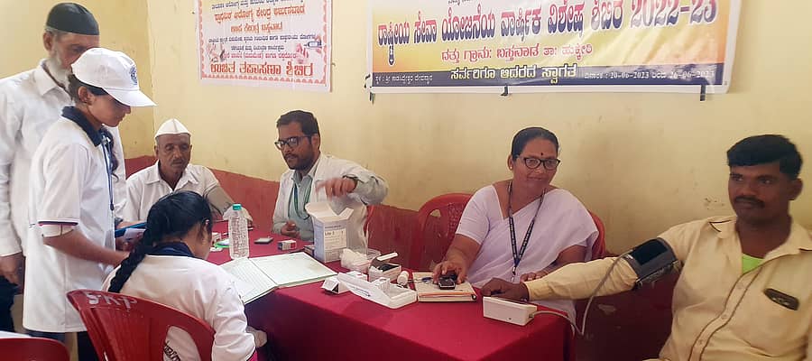 ಹುಕ್ಕೇರಿ ತಾಲ್ಲೂಕಿನ ಬಸ್ತವಾಡ ಗ್ರಾಮದಲ್ಲಿ ಎನ್.ಎಸ್.ಎಸ್. ವತಿಯಿಂದ ಹಮ್ಮಿಕೊಂಡ ಆರೋಗ್ಯ ತಪಾಸಣೆ ಶಿಬಿರದಲ್ಲಿ ಜನರ ಆರೋಗ್ಯ ತಪಾಸಣೆ ನಡೆಸಲಾಯಿತು