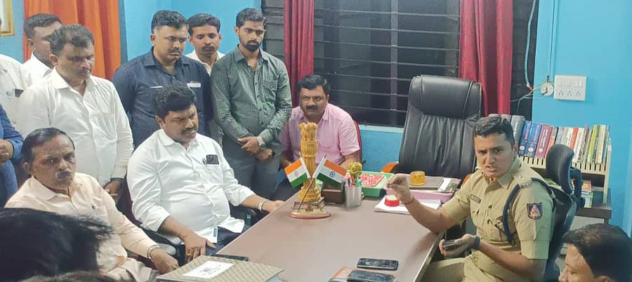 ಶಿಕಾರಿಪುರ ಗ್ರಾಮಾಂತರ ಪೊಲೀಸ್ ಠಾಣೆಗೆ ಶುಕ್ರವಾರ ಭೇಟಿ ನೀಡಿದ ಸಂಸದ ಬಿ.ವೈ. ರಾಘವೇಂದ್ರ ಹಾಗೂ ಜಿಲ್ಲಾ ಪೊಲೀಸ್ ವರಿಷ್ಠಾಧಿಕಾರಿ ಮಿಥುನ್ ಕುಮಾರ್ ಠಾಣೆ ಎದುರಿನ ಗಲಭೆಯ ಮಾಹಿತಿ ಪಡೆದರು