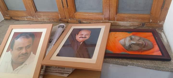 ವಿಧಾನಸೌಧದ ಮೂರನೇ ಮಹಡಿಯಲ್ಲಿ ಸಚಿವರ ಕೊಠಡಿ ಮುಂದಿರಿಸಿದ್ದ ಚಿತ್ರಗಳು