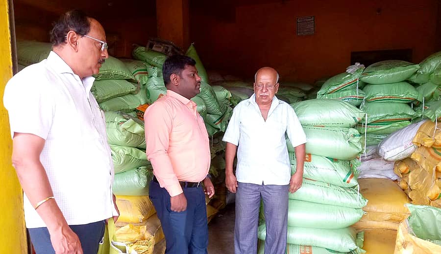 ಹೊಳಲ್ಕೆರೆಯಲ್ಲಿ ಸಹಾಯಕ ಕೃಷಿ ನಿರ್ದೇಶಕ ಮಂಜುನಾಥ್ ಅವರು ಬಿತ್ತನೆ ಬೀಜ ಮತ್ತು ಗೊಬ್ಬರ ದಾಸ್ತಾನು ಮಳಿಗೆಗಳಿಗೆ ಭೇಟಿ ನೀಡಿ ಪರಿಶೀಲಿಸಿದರು.