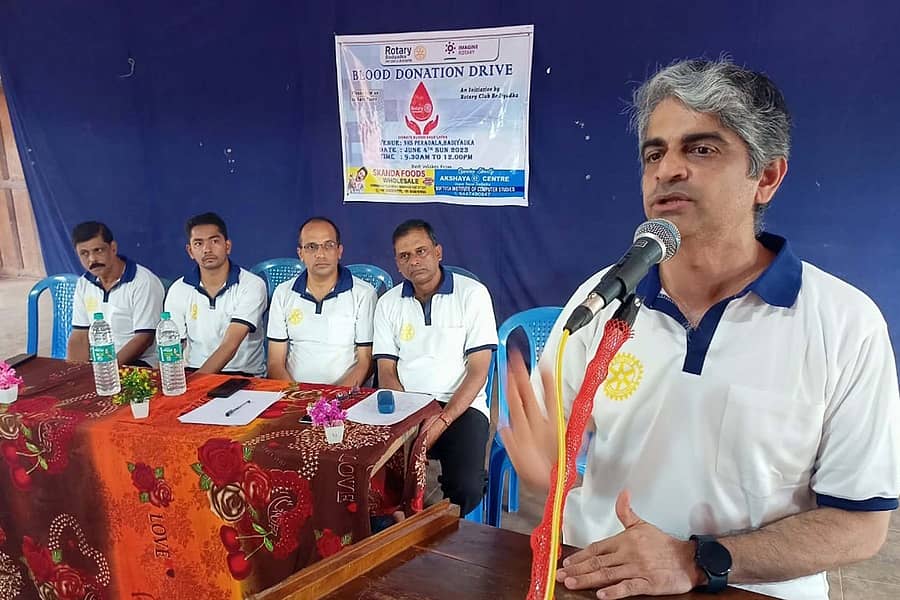 ಬದಿಯಡ್ಕದಲ್ಲಿ ಭಾನುವಾರ ನಡೆದ ರಕ್ತದಾನ ಶಿಬಿರದಲ್ಲಿ ಡಾ.ಜಯಗೋವಿಂದ ಮಾತನಾಡಿದರು