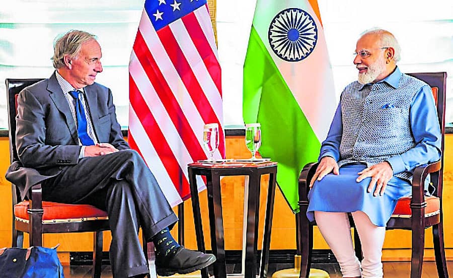 ಅಮೆರಿಕದ ಖ್ಯಾತ ಹೂಡಿಕೆದಾರ ರೇ ಡಲಿಯೊ ಅವರೊಂದಿಗೆ ಪ್ರಧಾನಿ ನರೇಂದ್ರ ಮೋದಿ ನ್ಯೂಯಾರ್ಕ್ನಲ್ಲಿ ಮಾತುಕತೆ ನಡೆಸಿದರು –ಪಿಟಿಐ ಚಿತ್ರ