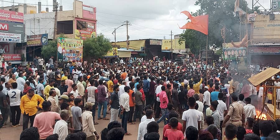 ಗೋಹತ್ಯೆ ಮಾಡಿದವರನ್ನು ಬಂಧಿಸುವಂತೆ ಆಗ್ರಹಿಸಿ ಗುರುವಾರ ಬಾದಾಮಿಯ ವೀರಪುಲಿಕೇಶಿ ವೃತ್ತದಲ್ಲಿ ಶ್ರೀರಾಮ ಸೇನೆ, ಬಜರಂಗದಳ ಕಾರ್ಯಕರ್ತರು ಪ್ರತಿಭಟನೆ ನಡೆಸಿದರು
