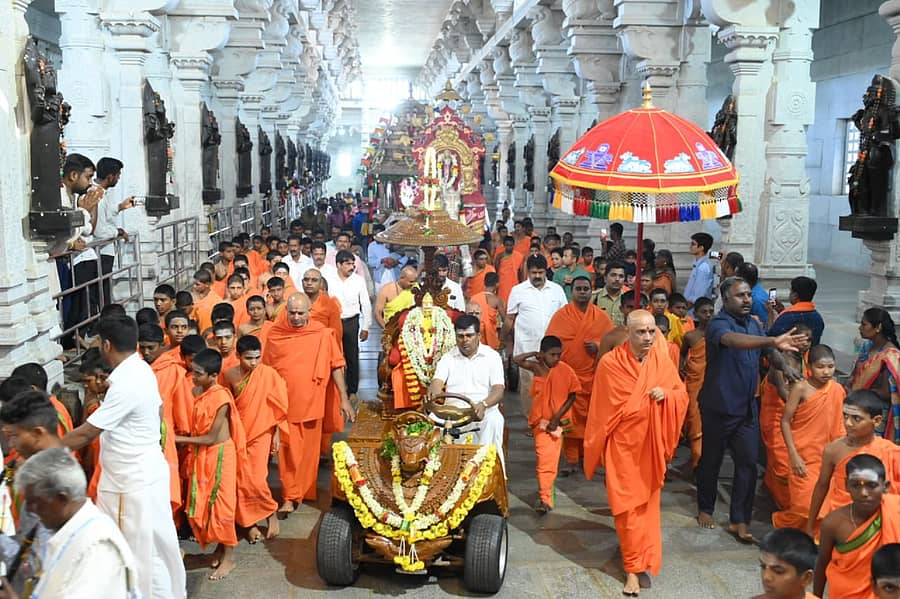 ಆದಿಚುಂಚನಗಿರಿ ಮಠದಲ್ಲಿ ಸಚಿವ ಮಂಕಾಳ ವೈದ್ಯ ಸೇವೆ ಸಲ್ಲಿಸಿದ ದೃಶ್ಯ