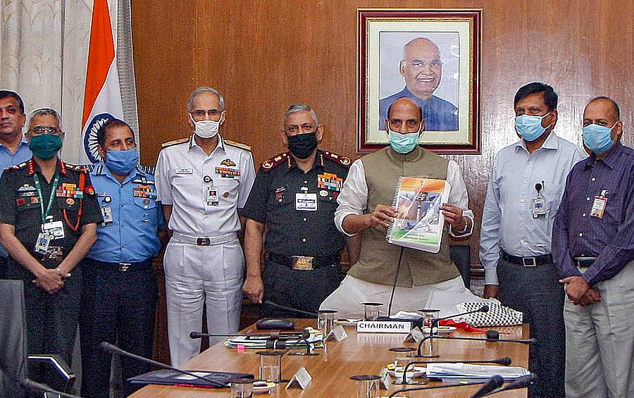 ರಕ್ಷಣಾ ಸಚಿವ ರಾಜನಾಥ್ ಸಿಂಗ್ ಗುರುವಾರ ನವದೆಹಲಿಯಲ್ಲಿ ನಡೆದ ರಕ್ಷಣಾ ಸ್ವಾದೀನ ಮಂಡಳಿ (ಡಿಎಸಿ) ಸಭೆಯಲ್ಲಿ ರಕ್ಷಣಾ ಪರಿಕರ ಖರೀದಿಗೆ ಸಂಬಂಧಿಸಿದ ನೂತನ ಕೈಪಿಡಿ ಬಿಡುಗಡೆ ಮಾಡಿದರು. ಸೇನೆಯ ವಿವಿಧ ಅಧಿಕಾರಿಗಳು ಇದ್ದರು