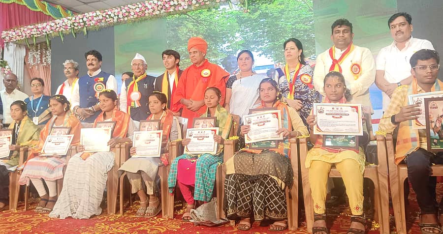 ಬೀದರ್ ಜಿಲ್ಲಾ ಕನ್ನಡ ಸಾಹಿತ್ಯ ಪರಿಷತ್ತಿನಿಂದ ಎಸ್ಸೆಸ್ಸೆಲ್ಸಿಯಲ್ಲಿ ಕನ್ನಡ ಭಾಷೆಯಲ್ಲಿ ಗರಿಷ್ಠ ಅಂಕ ಗಳಿಸಿದ ವಿದ್ಯಾರ್ಥಿಗಳನ್ನು ಸನ್ಮಾನಿಸಲಾಯಿತು