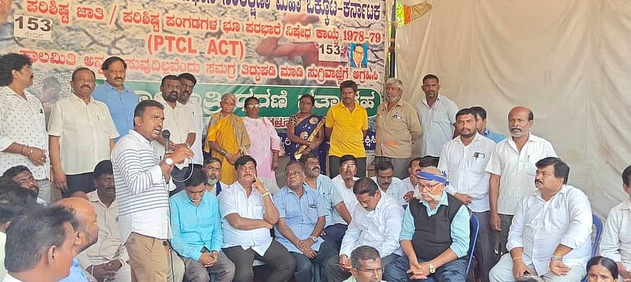 ನಗರದ ಸ್ವಾತಂತ್ರ್ಯ ಉದ್ಯಾನದ ಪ್ರತಿಭಟನಾ ಸ್ಥಳಕ್ಕೆ ಶನಿವಾರ ಸಚಿವ ಎಚ್.ಸಿ.ಮಹದೇವಪ್ಪ ಅವರು ಭೇಟಿ ಅಹವಾಲು ಆಲಿಸಿದರು.