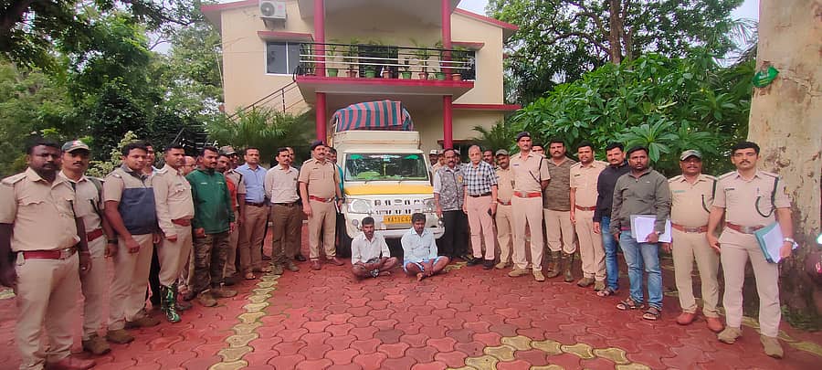 ಮುಂಡಗೋಡ ತಾಲ್ಲೂಕಿನ ಗುಂಜಾವತಿ ಅರಣ್ಯ ವ್ಯಾಪ್ತಿಯಲ್ಲಿ ಅಕ್ರಮವಾಗಿ ಸಾಗವಾನಿ ಮರ ಕಡಿದ ಆರೋಪದ ಮೇಲೆ ಇಬ್ಬರು ಆರೋಪಿಗಳನ್ನು ಮುಂಡಗೋಡ ಅರಣ್ಯ ಸಿಬ್ಬಂದಿ ವಾಹನ ಸಮೇತ ಬಂಧಿಸಿದ್ದಾರೆ. ಡಿಎಫ್ಒ ಎಸ್.ಜಿ. ಹೆಗಡೆ, ಎಸಿಎಫ್ ಎಸ್.ಎಂ. ವಾಲಿ, ಆರ್ಎಫ್ಒ ಸುರೇಶ ಕುಳ್ಳೊಳ್ಳಿ, ಆರ್ಎಫ್ಒ ಮಂಜುನಾಥ ನಾಯ್ಕ ಇದ್ದಾರೆ