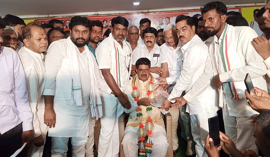  ಜಗಳೂರಿನಲ್ಲಿ ಕಾಂಗ್ರೆಸ್ ಪಕ್ಷದ ವತಿಯಿಂದ ನೂತನವಾಗಿ ಆಯ್ಕೆಯಾಗಿರುವ ಶಾಸಕ ಬಿ. ದೇವೇಂದ್ರಪ್ಪ ಅವರನ್ನು ಗೌರವಿಸಲಾಯಿತು.      