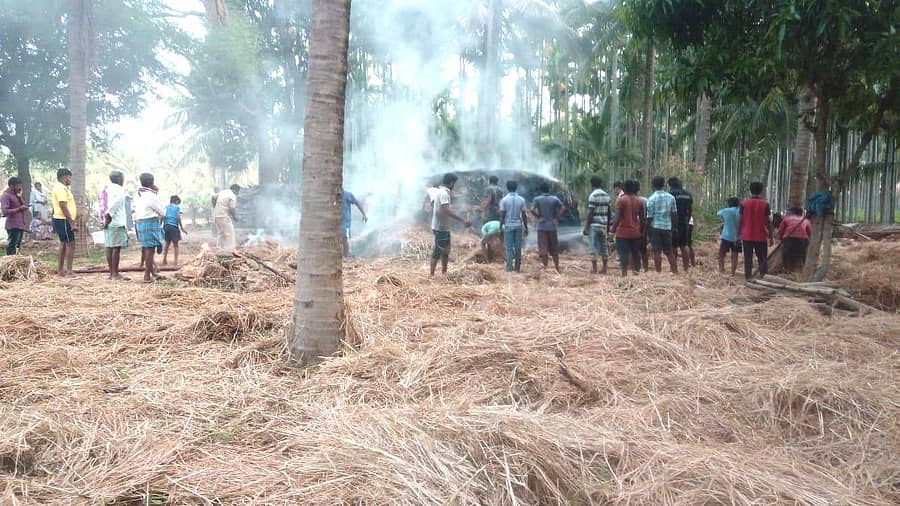 ಹುಲ್ಲಿನ ಬಣವೆಗೆ ಬಿದ್ದ ಬೆಂಕಿಯನ್ನು ನಂದಿಸುತ್ತಿರುವ ಅಗ್ನಿ ಶಾಮಕ ಸಿಬ್ಬಂದಿ