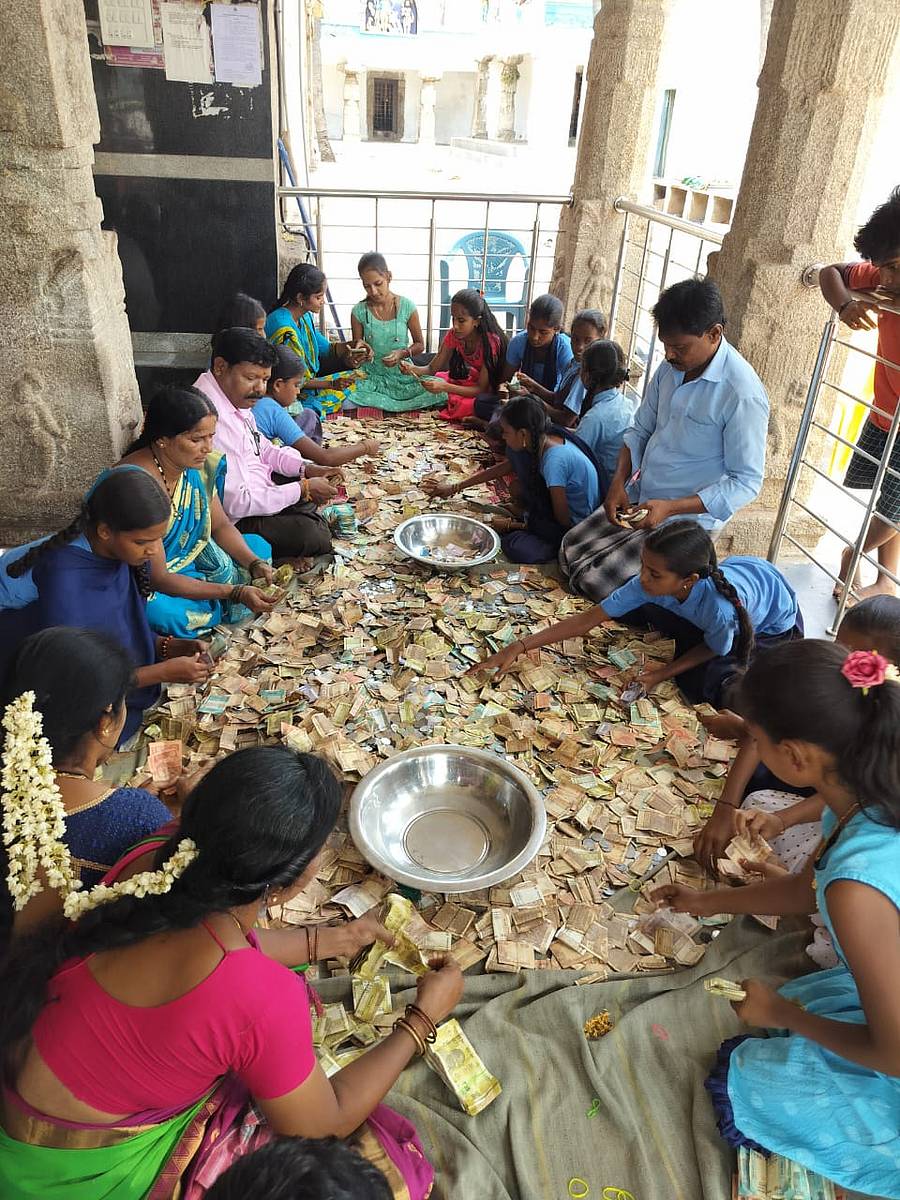 ಮುಜರಾಯಿ ಇಲಾಖೆ ಅಧೀನದ ಹೊಸಪೇಟೆ ತಾಲ್ಲೂಕಿನ ಹೊಸೂರು ಗ್ರಾಮದ ಶ್ರೀ ಹೋಸೂರಮ್ಮ ದೇವಿ ದೇವಸ್ಥಾನದಲ್ಲಿ ಶುಕ್ರವಾರ ಹುಂಡಿ ಎಣಿಕೆ ಪ್ರಕ್ರಿಯೆ ನಡೆಯಿತು. 11 ತಿಂಗಳ ಅವಧಿಯಲ್ಲಿ ₹ 6.76 ಲಕ್ಷ ಸಂಗ್ರಹಗೊಂಡಿದೆ ಎಂದು ಸಹಾಯಕ ಆಯುಕ್ತ ಪ್ರಕಾಶ್ ರಾವ್ ಮಾಹಿತಿ ನೀಡಿದ್ದಾರೆ