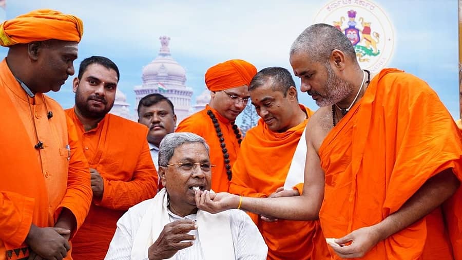 ಕನಕಗುರುಪೀಠದ ನಿರಂಜನಾನಂದಪುರಿ ಸ್ವಾಮೀಜಿ ಅವರು ಮುಖ್ಯಮಂತ್ರಿ ಸಿದ್ದರಾಮಯ್ಯ ಅವರಿಗೆ ಸಿಹಿ ತಿನಿಸಿದರು.