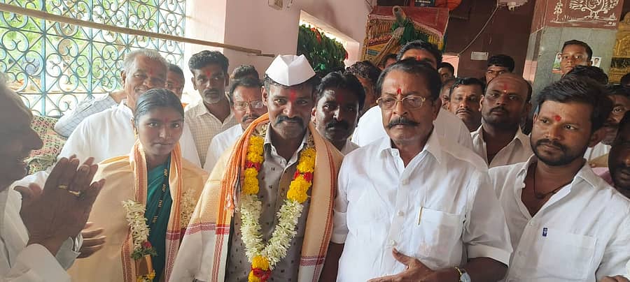 ನಾರಾಯಣಪುರ ಹಗರಟಗಿ ಗ್ರಾಮದಿಂದ ದೇವರಗಡ್ಡಿ ಗದ್ದೆಮ್ಮದೇವಿ ದೇವಸ್ಥಾನವರೆಗೆ ದೀರ್ಘದಂಡ ನಮಸ್ಕಾರ ಹಾಕಿ ಹರಕೆ ತೀರಿಸಿದ ಕಾಶೀನಾಥ ಅವರನ್ನು ಶಾಸಕ ರಾಜಾ ವೆಂಕಟಪ್ಪ ನಾಯಕ ಸನ್ಮಾನಿಸಿದರು