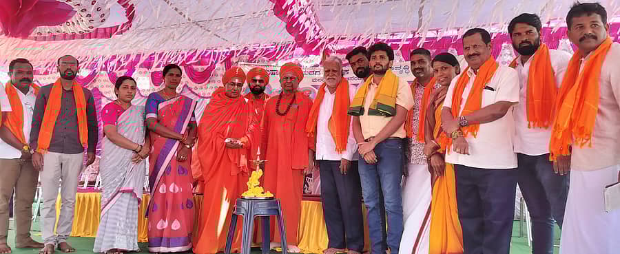 ಆನಂದಪುರ ಸಮೀಪದ ಮಹಂತಿನ ಮಠದಲ್ಲಿ ನಡೆದ ಧಾರ್ಮಿಕ ಸಭೆಯನ್ನು ಮುರುಘಾಮಠದ ಮಲ್ಲಿಕಾರ್ಜುನ ಮುರುಘ ರಾಜೇಂದ್ರ ಸ್ವಾಮೀಜಿ ಉದ್ಘಾಟಿಸಿದರು.