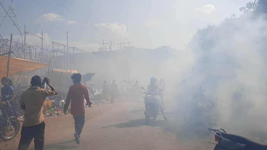 ಅರಸೀಕೆರೆ ಹೋಬಳಿಯ ಉಚ್ಚಂಗಿದುರ್ಗ ಗ್ರಾಮದ ಸಂತೆಯ ಮುಂಭಾಗದ ರಸ್ತೆಯಲ್ಲಿ ಗುರುವಾರ ಅಕಸ್ಮಿಕ ಬೆಂಕಿ ತಗುಲಿ, ಸಂತೆಯಲ್ಲಿ ಹೊಗೆ ಹರಡಿಕೊಂಡಿತ್ತು