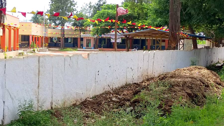 ನಾರಾಯಣಪುರ ಸರ್ಕಾರಿ ಪ್ರೌಢಶಾಲೆಯ ಕಾಂಪೌಂಡ್ ಪಕ್ಕದಲ್ಲಿ ಹಾಕಿರುವ ಕಸದ ತಿಪ್ಪೆಗಳು