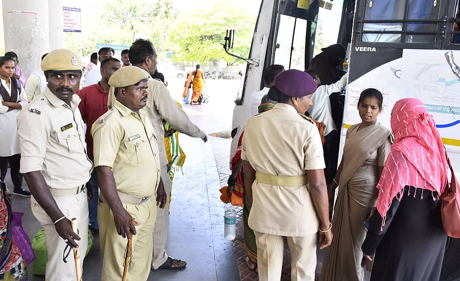 ಯಾದಗಿರಿ ನಗರದ ಕೇಂದ್ರ ಬಸ್ ನಿಲ್ದಾಣದಲ್ಲಿ ಗೃಹ ರಕ್ಷಕ ದಳ ಪುರುಷ, ಮಹಿಳಾ ಸಿಬ್ಬಂದಿ ಪ್ರಯಾಣಿಕರಿಗೆ ತಿಳಿವಳಿಕೆ ಮೂಡಿಸುತ್ತಿರುವುದು