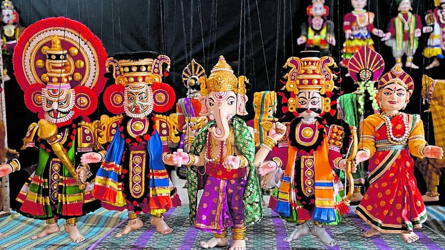 ಕಾಸರಗೋಡಿನ ಪಿಲಿಕುಂಜೆಯ ಶ್ರೀ ಗೋಪಾಲಕೃಷ್ಣ ಯಕ್ಷಗಾನ ಬೊಂಬೆಯಾಟ ಸಂಘದ ‘ಯಕ್ಷ ಬೊಂಬೆ ಮನೆ’ಯಲ್ಲಿಯ ಯಕ್ಷ ಬೊಂಬೆಗಳು
 -ಫಕ್ರುದ್ದೀನ್ ಎಚ್