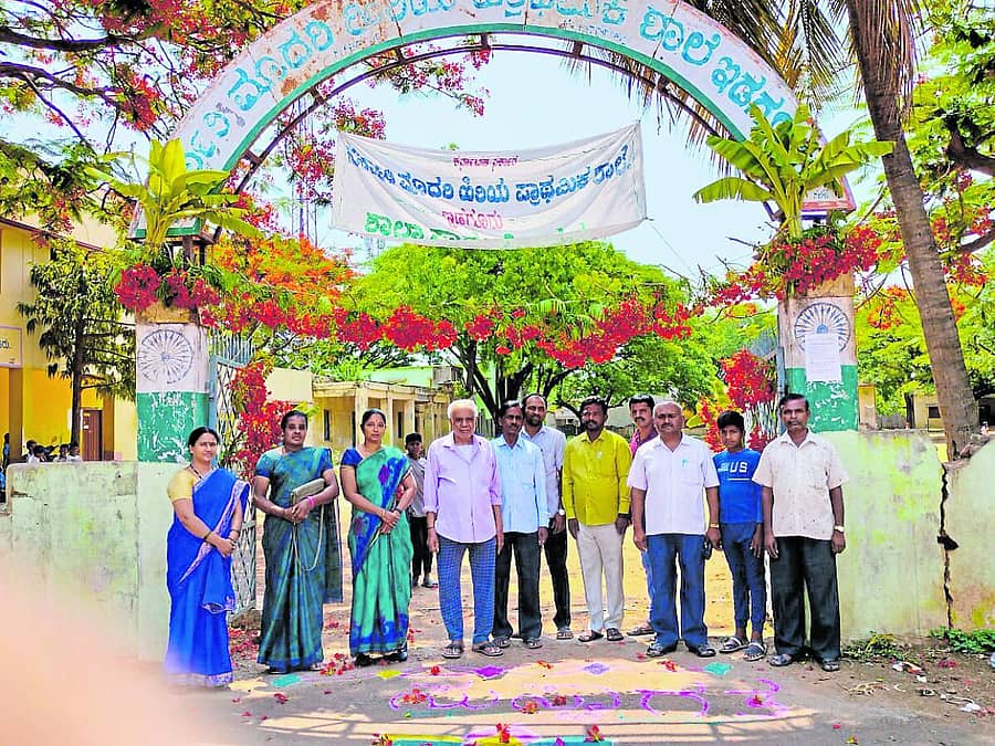 ಗೌರಿಬಿದನೂರು ತಾಲ್ಲೂಕಿನ ಇಡಗೂರು ಸರ್ಕಾರಿ ‌ಹಿರಿಯ ಪ್ರಾಥಮಿಕ ಶಾಲೆಯ ಮುಂಭಾಗ ಶಿಕ್ಷಕರು