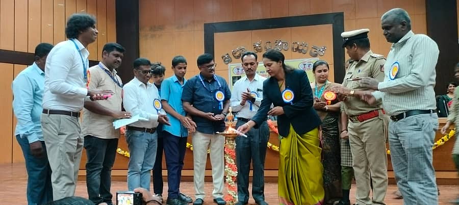 ಜಿ. ಪಂ. ಸಭಾಂಗಣಲ್ಲಿ ಬುಧವಾರ ನಡೆದ ವಿಶ್ವ ಬಾಲ ಕಾರ್ಮಿಕ ಪದ್ಧತಿ ವಿರೋಧಿ ದಿನಾಚರಣೆ ಕಾರ್ಯಕ್ರಮವನ್ನು ನ್ಯಾಯಾಧೀಶೆ ಅನಿತಾ ಉದ್ಘಾಟಿಸಿದರು.