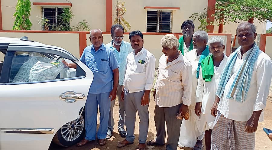 ಮುಂಡರಗಿ ರೈತ ಸಂಪರ್ಕ ಕೇಂದ್ರದಿಂದ ಅನಧಿಕೃತವಾಗಿ ಬಿತ್ತನೆ ಬೀಜವನ್ನು ಸಾಗಿಸುತ್ತಿದ್ದ ಕೃಷಿ ಇಲಾಖೆಯ ಅಧಿಕಾರಿಯ ವಾಹನಕ್ಕೆ ಮುತ್ತಿಗೆ ಹಾಕಿದ ರೈತರು. ಆರೋಪಿ (ಎಡದಿಂದ ಎರಡನೆಯವರು).