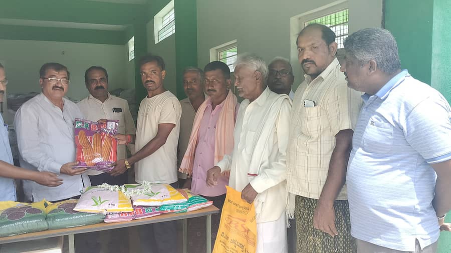 ಹರಿಹರ: ಹರಿಹರದ ಎಪಿಎಂಸಿ ಆವರಣದ ರೈತ ಸಂಪರ್ಕ ಕೇಂದ್ರದಲ್ಲಿ ಬುಧವಾರ ಮುಂಗಾರು ಹಂಗಾಮಿನ ಬಿತ್ತನೆ ಬೀಜ ವಿತರಣಾ ಕಾರ್ಯಕ್ಕೆ ಶಾಸಕ ಬಿ.ಪಿ.ಹರೀಶ್ ಚಾಲನೆ ನೀಡಿದರು. ಸಹಾಯಕ ಕೃಷಿ ನಿರ್ದೇಶಕ ನಾರನಗೌಡ ಇದ್ದರು.