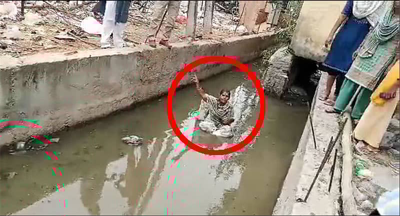 ರಾಜಕಾಲುವೆಯಲ್ಲಿ ಕುಳಿತು ಪ್ರತಿಭಟಿಸಿದ ಸಫಾಯಿ ಕರ್ಮಚಾರಿ ಗೀತಾ ಸಿಂಗ್