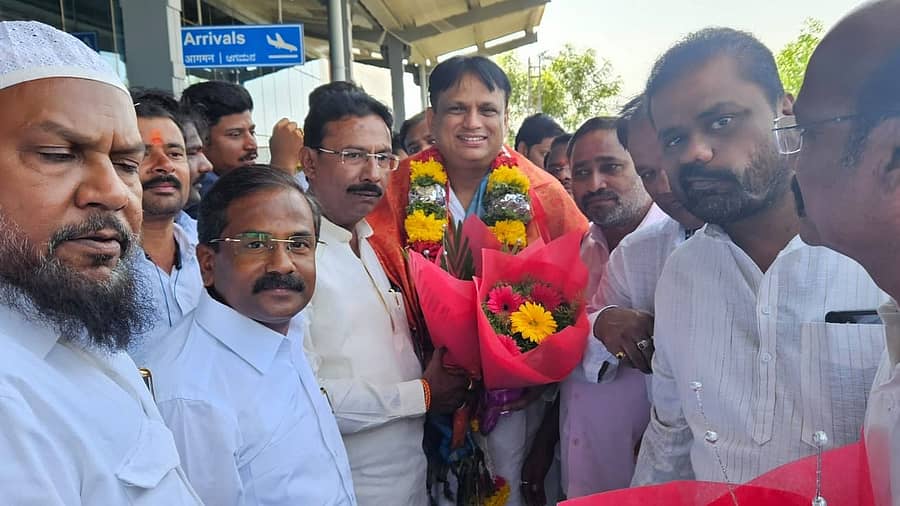 ಜೇವರ್ಗಿ ಶಾಸಕ ಡಾ. ಅಜಯ್ ಸಿಂಗ್ ಅವರನ್ನು ಕಲಬುರಗಿ ವಿಮಾನ ನಿಲ್ದಾಣದಲ್ಲಿ ಕಾಂಗ್ರೆಸ್ ಕಾರ್ಯಕರ್ತರು ಹಾಗೂ ಅವರ ಅಭಿಮಾನಿಗಳು ಸ್ವಾಗತಿಸಿದರು