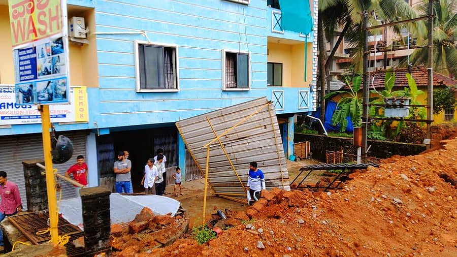 ಕಾಪುವಿನ ವಸತಿ ಸಮುಚ್ಚಯದ ಆವರಣ ಗೋಡೆ ಕುಸಿದು ಒಂದು ರಿಕ್ಷಾ, ಮೂರು ದ್ವಿಚಕ್ರ ವಾಹನಗಳಿಗೆ ಹಾನಿ ಉಂಟಾಗಿದೆ.