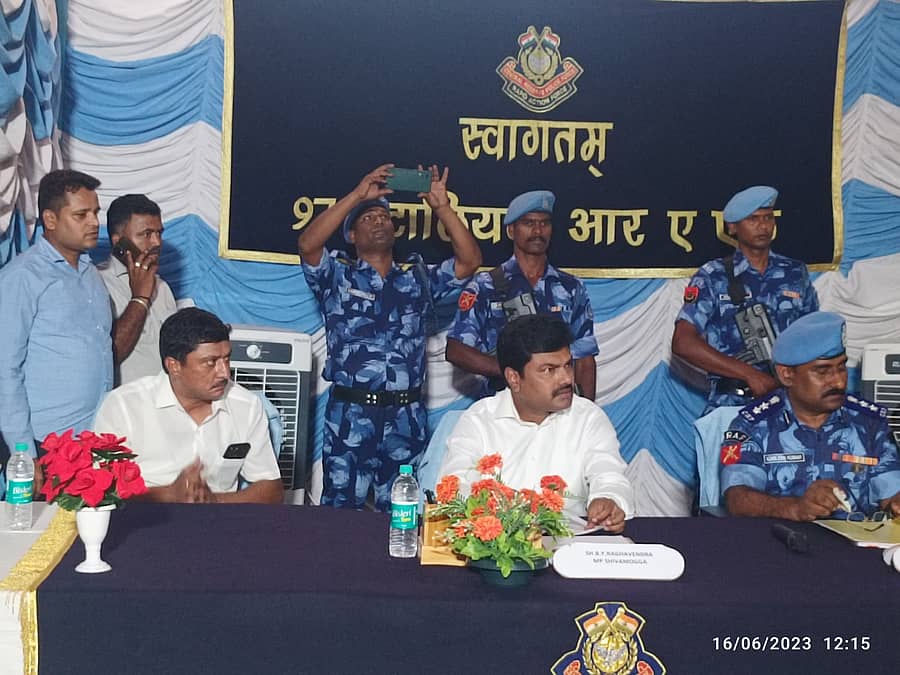 ವಿಕಾಸ ಯಾತ್ರೆಯ ಅಂಗವಾಗಿ ಭದ್ರಾವತಿಯ ಮಿಲಿಟರಿ ಕ್ಯಾಂಪ್ಗೆ ಸಂಸದ ಬಿ.ವೈ. ರಾಘವೇಂದ್ರ ಶುಕ್ರವಾರ ಭೇಟಿ ನೀಡಿದ್ದರು.