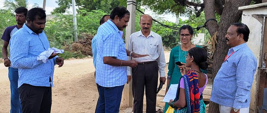 ಕುಷ್ಟಗಿ ತಾಲ್ಲೂಕು ಬಿಜಕಲ್ ಗ್ರಾಮಕ್ಕೆ ಆರೋಗ್ಯ ಇಲಖೆ ಕಣ್ಗಾವಲು ಸಮಿತಿ ಅಧಿಕಾರಿಗಳು ಶುಕ್ರವಾರ ಭೇಟಿ ನೀಡಿ ಮಾಹಿತಿ ಪಡೆದರು