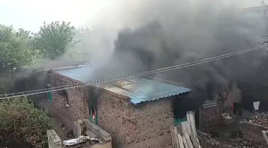 ಕಾಗವಾಡ ತಾಲ್ಲೂಕಿನ ಉಗಾರ ಬುದ್ರುಕ ಗ್ರಾಮದಲ್ಲಿ ಮಂಗಳವಾರ ಫ್ರಿಜ್ ಸಿಡಿದು ಮನೆಗೆ ಬೆಂಕಿ ಹೊತ್ತಿಕೊಂಡಿತು