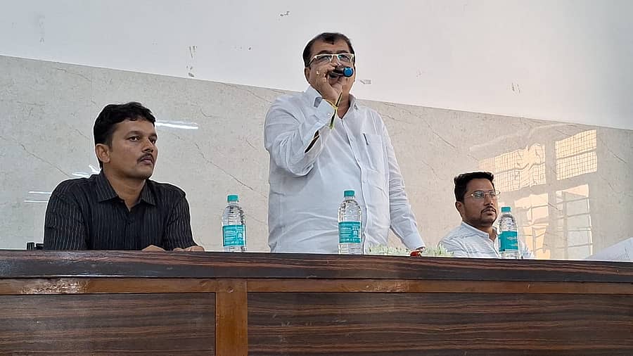 ಹರಿಹರ: ಹರಿಹರದ ತಾಲ್ಲೂಕು ಪಂಚಾಯ್ತಿ ಸಭಾಂಗಣದಲ್ಲಿ ಶನಿವಾರ ಶಾಸಕ ಬಿ.ಪಿ.ಹರೀಶ್ ಅಧಿಕಾರಿಗಳ ಪರಿಚಯ ಸಭೆಯಲ್ಲಿ ಮಾತನಾಡಿದರು.