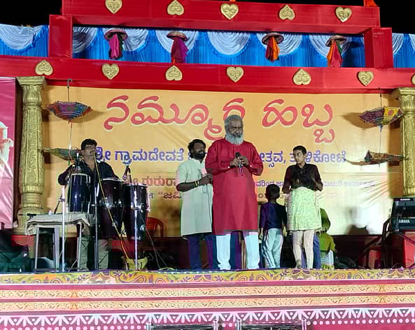 ತಾಳಿಕೋಟೆಯ ಗ್ರಾಮದೇವತೆಯ ಜಾತ್ರಾ ಮಹೋತ್ಸವದ ಅಂಗವಾಗಿ ಶನಿವಾರ ನಡೆದ ಜಾನಪದ ಹಾಗೂ ರಸಮಂಜರಿ ಕಾರ್ಯಕ್ರಮದಲ್ಲಿ ಜನಪದ ಗಾಯಕ ಗುರುರಾಜ ಹೊಸಪೇಟಿ ಜನಪದ ಹಾಡುಗಳನ್ನು ಹಾಡಿದರು