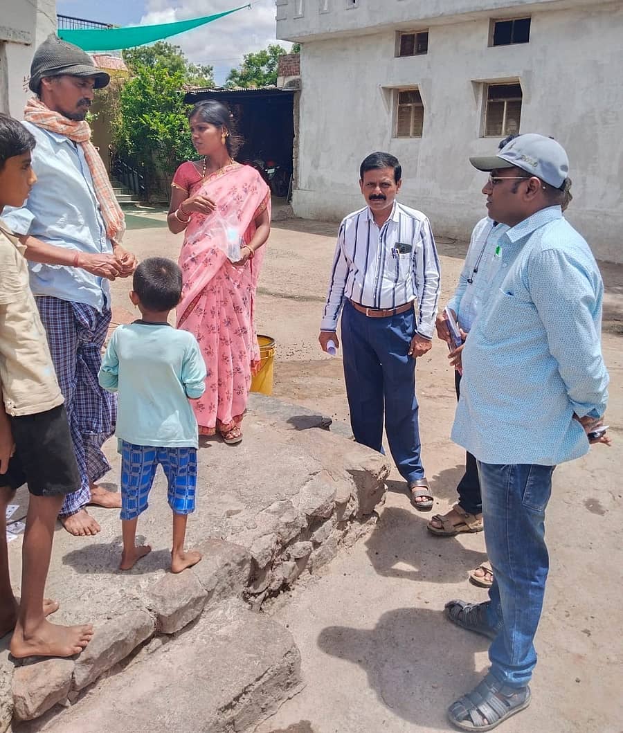 ನಾರಾಯಣಪುರ ಸಮೀಪದ ಮಾರನಾಳ ತಾಂಡಾದಲ್ಲಿ ವಾಂತಿ ಭೇದಿ ಕಾಣಿಸಿಕೊಂಡಿರುವ ಹಿನ್ನೆಲೆಯಲ್ಲಿ ಕೊಡೇಕಲ್ ಸರ್ಕಾರಿ ಆಸ್ಪತ್ರೆ ವೈದ್ಯಾಧಿಕಾರಿ ಡಾ.ಪವನರಾವ್ ಮತ್ತು ಸಿಬ್ಬಂದಿ ತಾಂಡಾಕ್ಕೆ ಭೇಟಿ ನೀಡಿ ಜನರ ಆರೋಗ್ಯ ವಿಚಾರಿಸಿದರು.