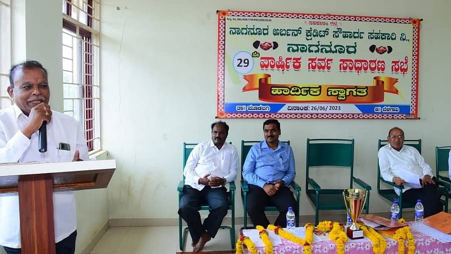 ಮೂಡಲಗಿ ತಾಲ್ಲೂಕಿನ ನಾಗನೂರ ಪಟ್ಟಣದ ನಾಗನೂರ ಸೌಹಾರ್ದ ಸಹಕಾರಿ ಸೊಸೈಟಿಯ ವಾರ್ಷಿಕ ಸಭೆಯಲ್ಲಿ ಸಂಘದ ಅಧ್ಯಕ್ಷ ಬಸವರಾಜ ತಡಸನ್ನವರ ಮಾತನಾಡಿದರು