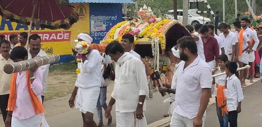 ಅಜ್ಜಂಪುರದಲ್ಲಿ ನಡೆದ ಕುಂಭಾಭಿಷೇಕದ ವೇಳೆ ಗುರುಸಿದ್ದರಾಮೇಶ್ವರ ಸ್ವಾಮಿ ಮೆರವಣಿಗೆ ನಡೆಯಿತು