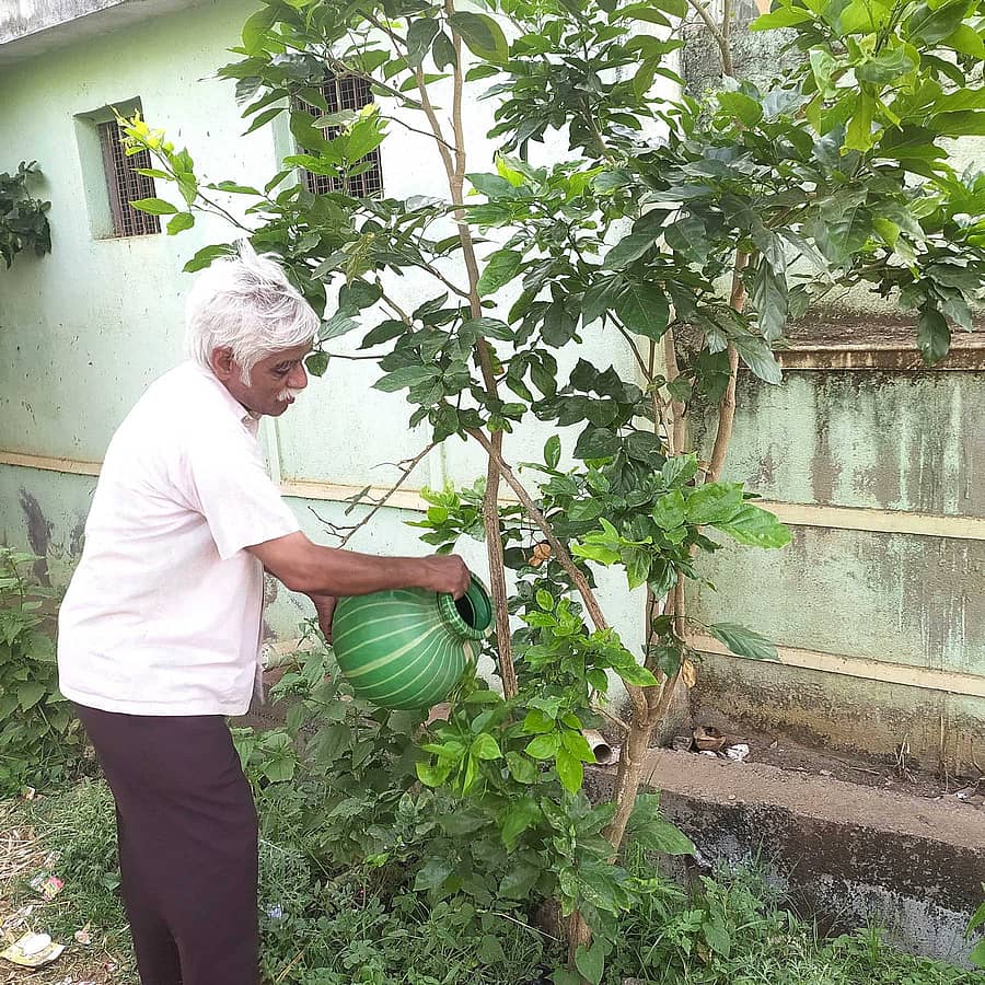 ಬಸವಾಪಟ್ಟಣದ ಮುಖ್ಯರಸ್ತೆಯಲ್ಲಿರುವ ಸರ್ಕಾರಿ ಉರ್ದು ಶಾಲೆಯ ಪಕ್ಕದಲ್ಲಿ ತಾವು ಬೆಳೆಸಿರುವ ಹೊಂಗೆ ಗಿಡಕ್ಕೆ ನೀರು ಹಾಕುತ್ತಿರುವ ಡಾ.ಬಸವನಗೌಡ ಕುಸಗೂರ್