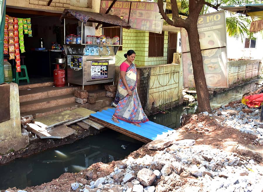 ಬೀದರ್ನ ಹೊಸ ಬಸ್ ನಿಲ್ದಾಣದ ಮಗ್ಗುಲ ರಸ್ತೆಯಲ್ಲಿ ಚರಂಡಿ ನಿರ್ಮಾಣಕ್ಕಾಗಿ ತೆರವು ಕೈಗೊಂಡಿದ್ದು, ರಸ್ತೆಯ ತುಂಬೆಲ್ಲ ಅವಶೇಷಗಳು ಬಿದ್ದಿವೆ. ಜನ ಕಷ್ಟಪಟ್ಟು ಓಡಾಡುವಂತಹ ಪರಿಸ್ಥಿತಿ ಸೃಷ್ಟಿಯಾಗಿದೆ
ಪ್ರಜಾವಾಣಿ ಚಿತ್ರ: ಗುರುಪಾದಪ್ಪ ಸಿರ್ಸಿ