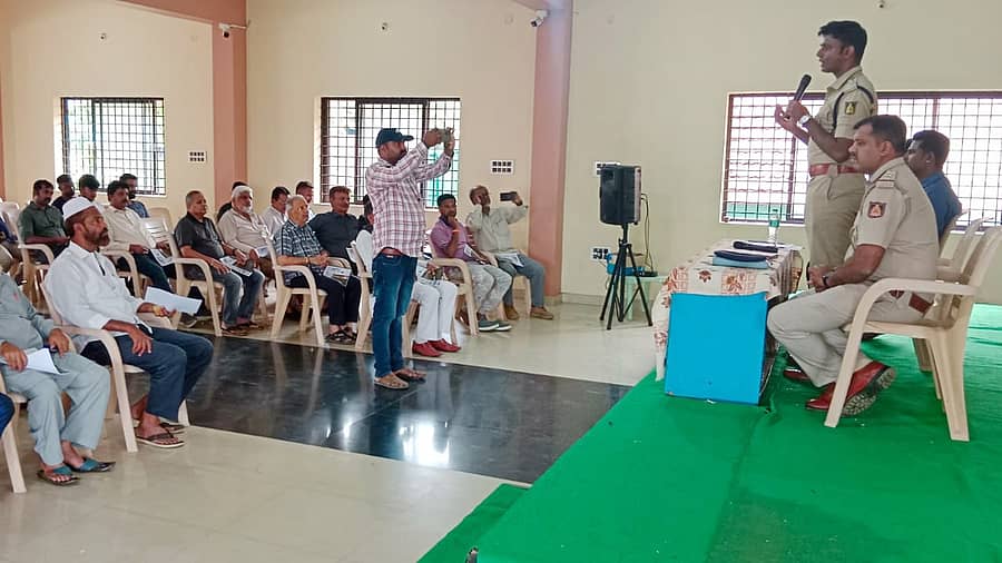 ಸಕಲೇಶಪುರದಲ್ಲಿ ಶುಕ್ರವಾರ ಸಹಾಯಕ ಪೊಲೀಸ್ ಅಧೀಕ್ಷಕ ಎಚ್.ಎನ್. ಮಿಥುನ್ ಸೈನ್ ಇನ್ ಸೆಕ್ಯೂರಿಟಿ ಸಂಸ್ಥೆಯ ವತಿಯಿಂದ ಸಿಸಿ ಕ್ಯಾಮರಾ ಅಳವಡಿಸುವ ಕುರಿತು ಮಾತನಾಡಿದರು