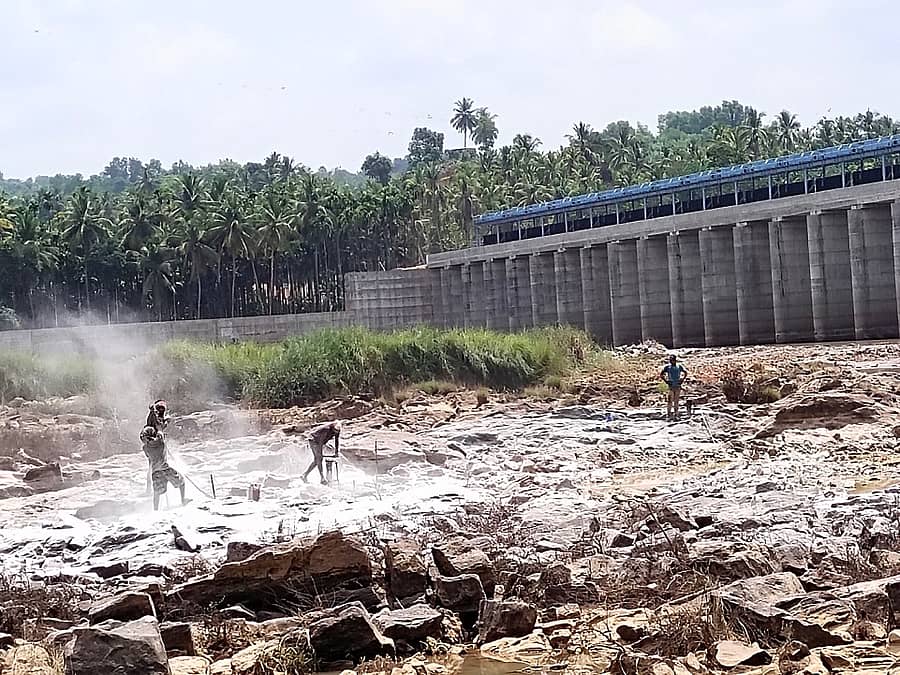 ಉಪ್ಪಿನಂಗಡಿ ಸಮೀಪ ಪೆರ್ನೆ ಬಳಿ ನೇತ್ರಾವತಿ ನದಿಯಲ್ಲಿ ಯಂತ್ರದ ಮೂಲಕ ಬಂಡೆಕಲ್ಲುಗಳನ್ನು ಒಡೆಯಲಾಗುತ್ತಿದೆ