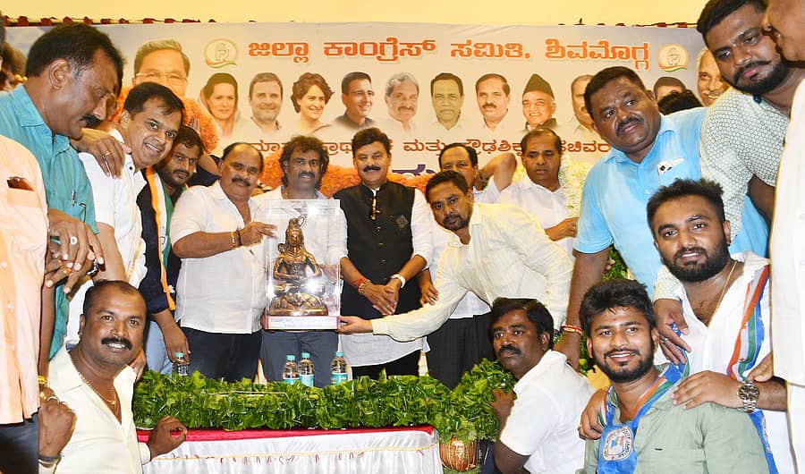 ಸಚಿವರಾದ ನಂತರ ಮೊದಲ ಬಾರಿಗೆ ಶಿವಮೊಗ್ಗಕ್ಕೆ ಬಂದ ಮಧು ಬಂಗಾರಪ್ಪ ಅವರನ್ನು ಶನಿವಾರ ಜಿಲ್ಲಾ ಕಾಂಗ್ರೆಸ್‌ ವತಿಯಿಂದ ಗೌರವಿಸಲಾಯಿತು