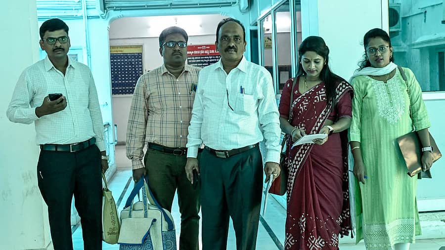 ಕೆಕೆಆರ್‌ಡಿಬಿ ಮತ್ತು ಕಲ್ಯಾಣ ಕರ್ನಾಟಕ ಸಂಘದ ಅನುದಾನ ಬಳಕೆ ಬಗ್ಗೆ ಪರಿಶೀಲಿಸಲು ಯೋಜನಾ ಇಲಾಖೆಯ ಎಡಿಬಿ ವಿಭಾಗದ ನಿರ್ದೇಶಕ ಡಿ.ಚಂದ್ರಶೇಖರಯ್ಯ ನೇತೃತ್ವದ ತಂಡ ಕಲಬುರಗಿಯ ಕೆಕೆಆರ್‌ಡಿಬಿ ಕಚೇರಿಗೆ ಸೋಮವಾರ ಭೇಟಿ ನೀಡಿತು  – ಪ್ರಜಾವಾಣಿ ಚಿತ್ರ