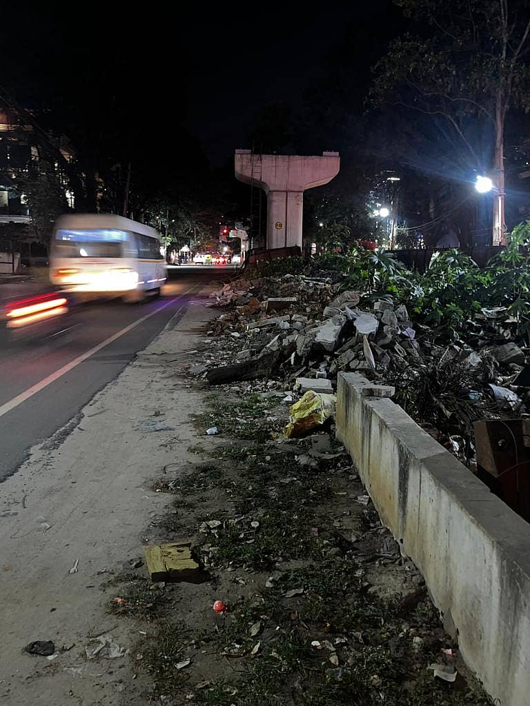 ಕಾಮಗಾರಿ ಸ್ಥಗಿತಗೊಂಡಿರುವ ಈಜಿಪುರ ಮೇಲ್ಸೇತುವೆ ಪ್ರದೇಶದ ದುಃಸ್ಥಿತಿ