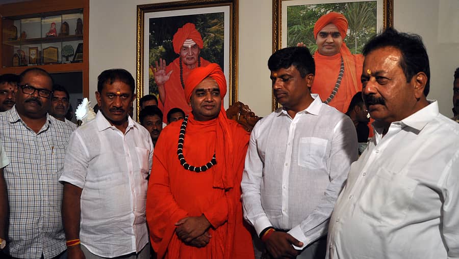 ಶ್ರೀರಂಗಪಟ್ಟಣ ಸಮೀಪದ ಚಂದ್ರವನ ಆಶ್ರಮಕ್ಕೆ ಜಿಲ್ಲಾ ಉಸ್ತುವಾರಿ ಸಚಿವ ಎನ್. ಚಲುವರಾಯಸ್ವಾಮಿ, ಶಾಸಕರಾದ ರಮೇಶ ಬಂಡಿಸಿದ್ದೇಗೌಡ ಮತ್ತು ರವಿಕುಮಾರ್ ಗಣಿಗ ಭಾನುವಾರ ಭೇಟಿ ನೀಡಿ ತ್ರಿನೇತ್ರ ಮಹಾಂತ ಶಿವಯೋಗಿ ಸ್ವಾಮೀಜಿ ಅವರ ಆಶೀರ್ವಾದ ಪಡೆದರು